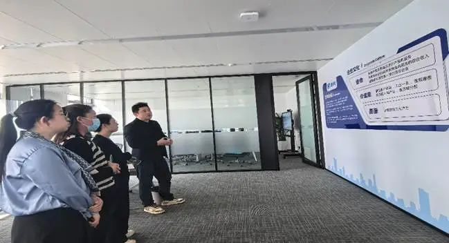 鄭州軟件開發(fā)人才新篇章 大數據與人工智能學院教師赴帆軟軟件鄭州辦事處開展訪企拓崗專項活動
